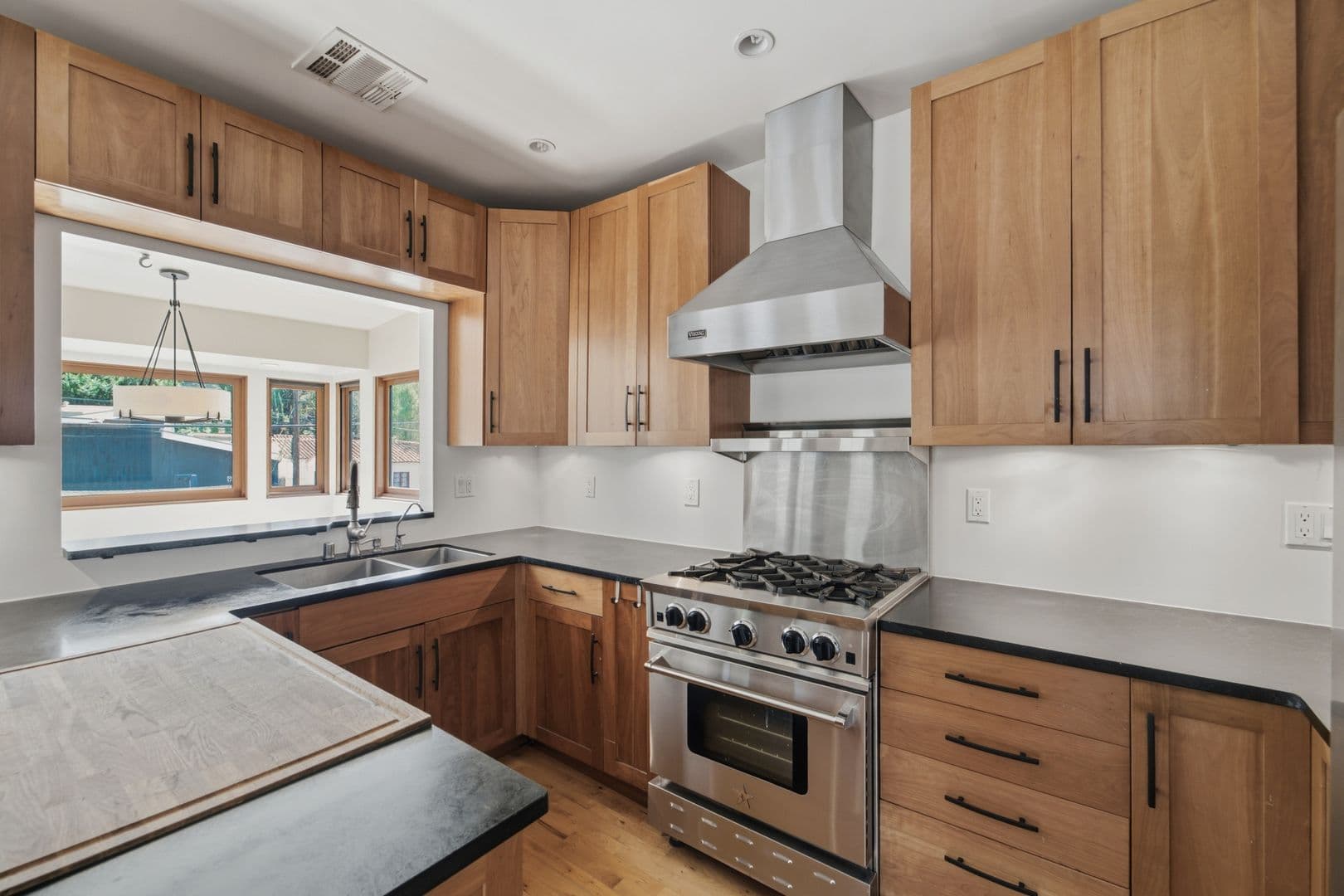 Los Angeles House: 2229 Echo Park Ave
