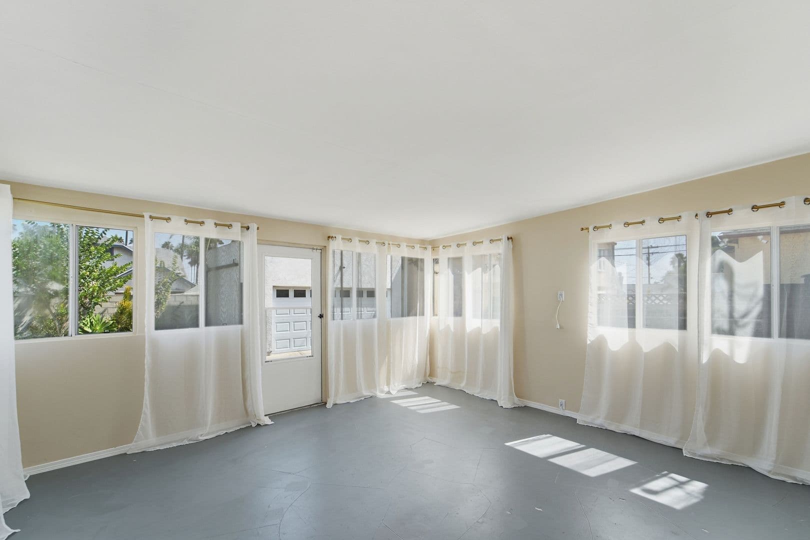 Los Angeles House: 5616 S. Rimpau Blvd