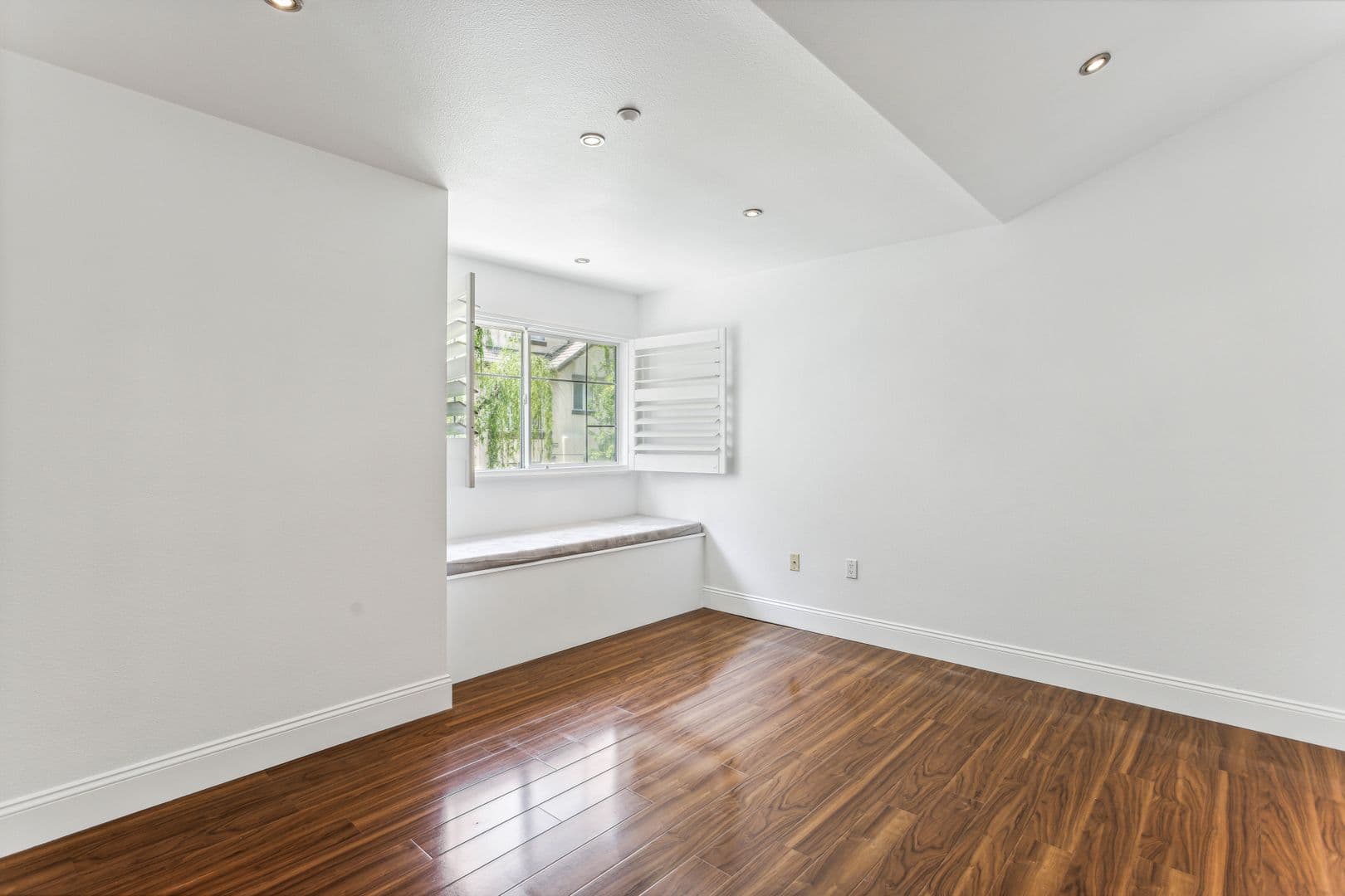Los Angeles House: 4600 Don Lorenzo Dr