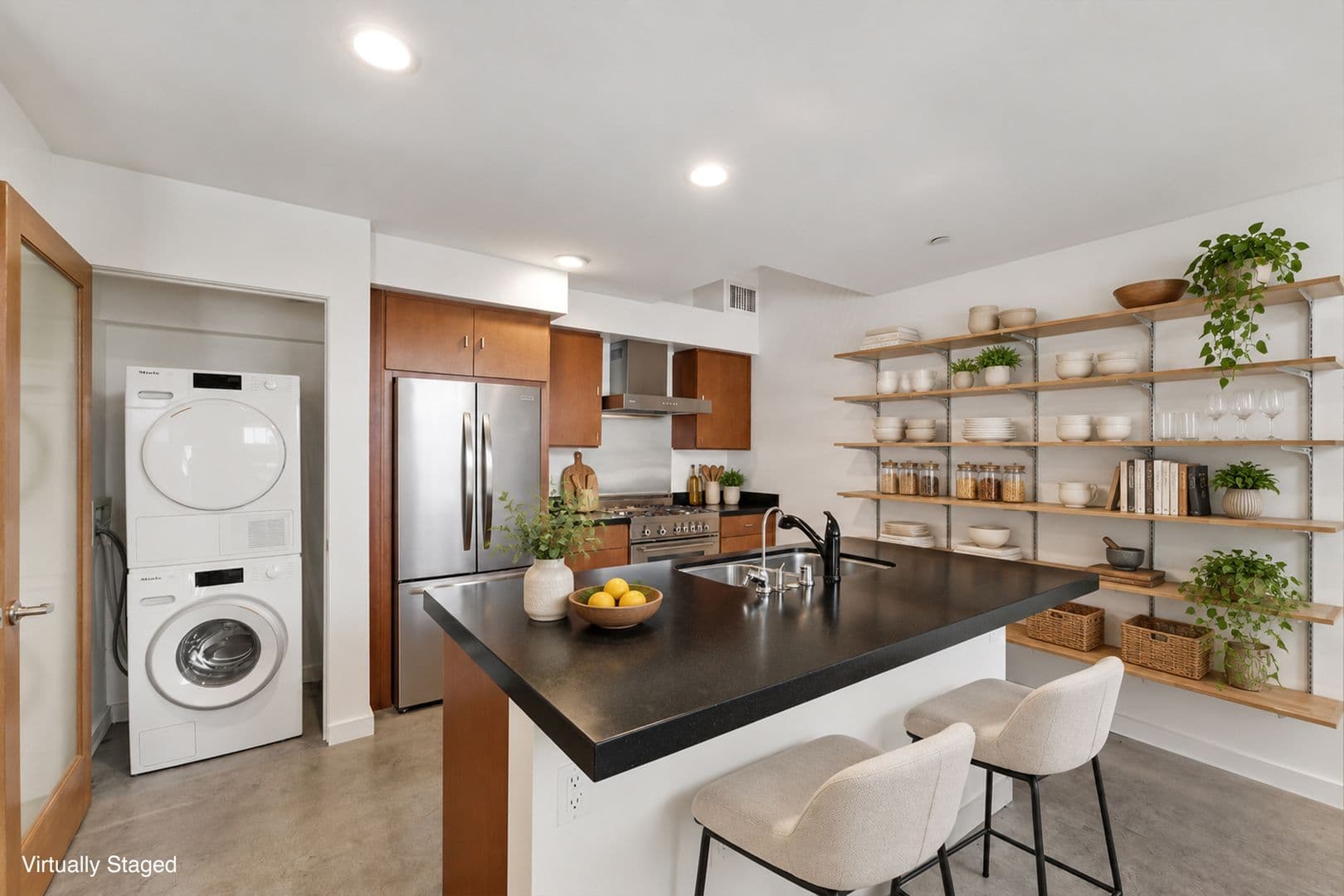 Los Angeles House: 1120 N El Centro Ave