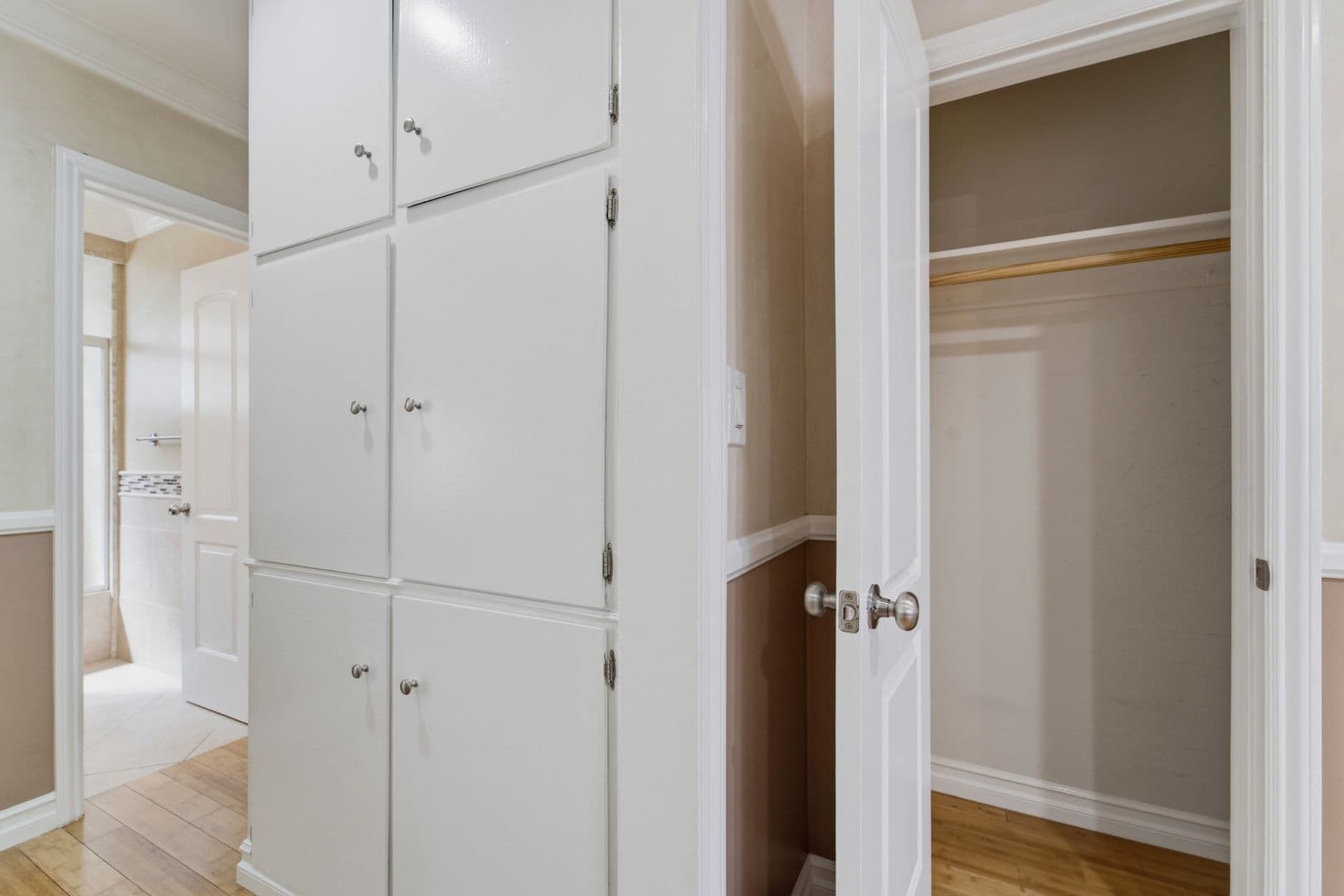 West Hollywood Apartment: 1032 N Gardner Ave