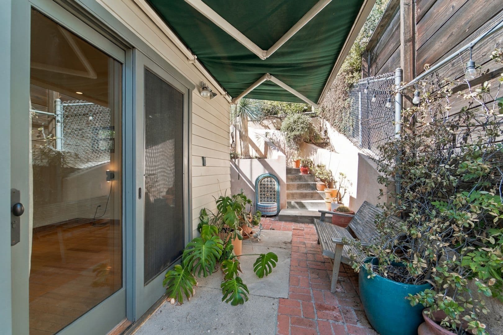 Los Angeles House: 2229 Echo Park Ave