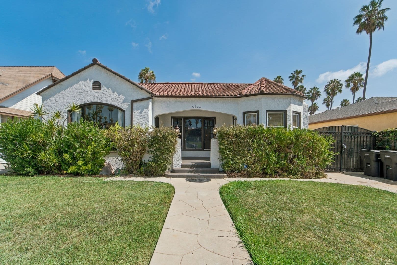 Los Angeles House: 5616 S. Rimpau Blvd
