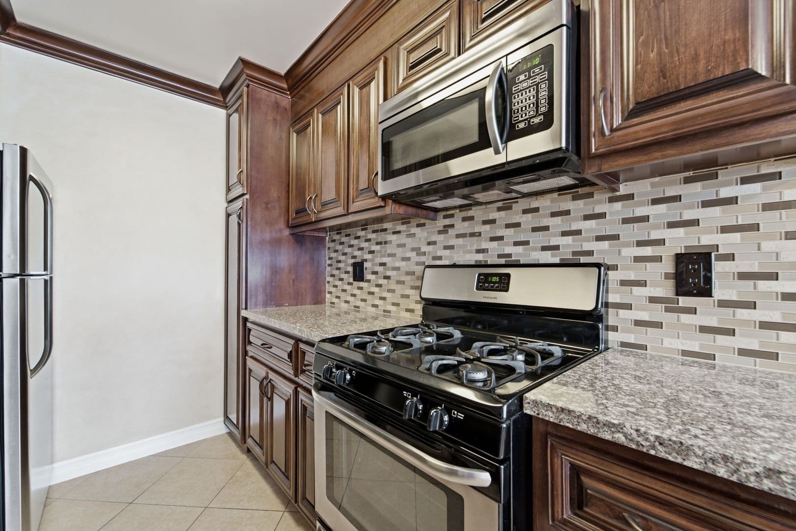 West Hollywood Apartment: 1032 N Gardner Ave