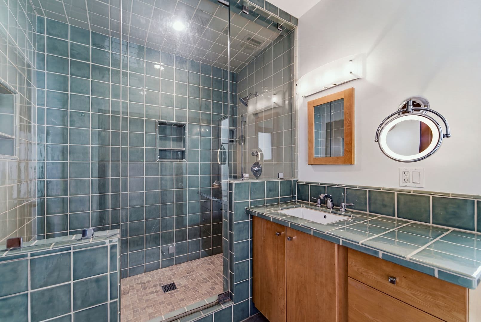 Los Angeles House: 2229 Echo Park Ave