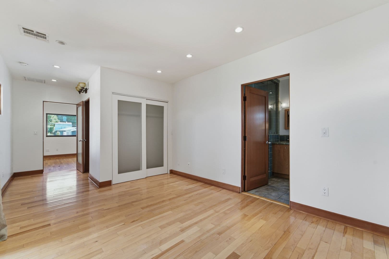 Los Angeles House: 2229 Echo Park Ave
