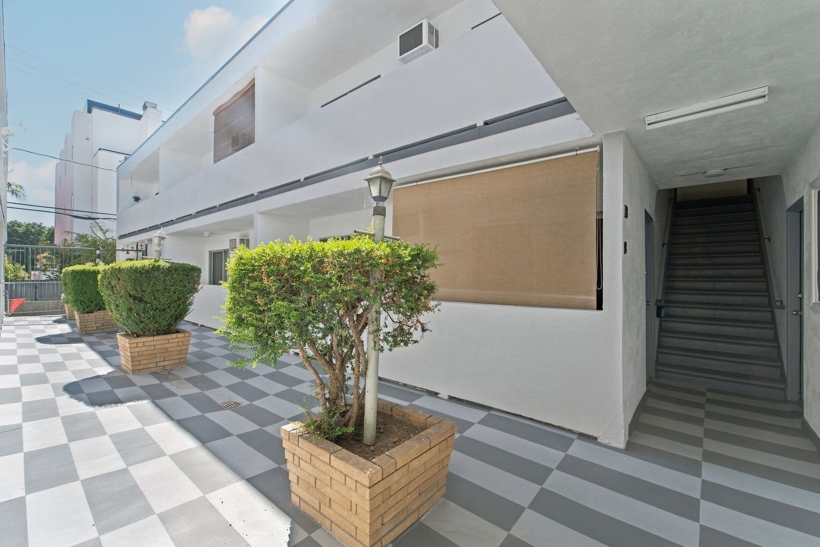 West Hollywood Apartment: 1032 N Gardner Ave