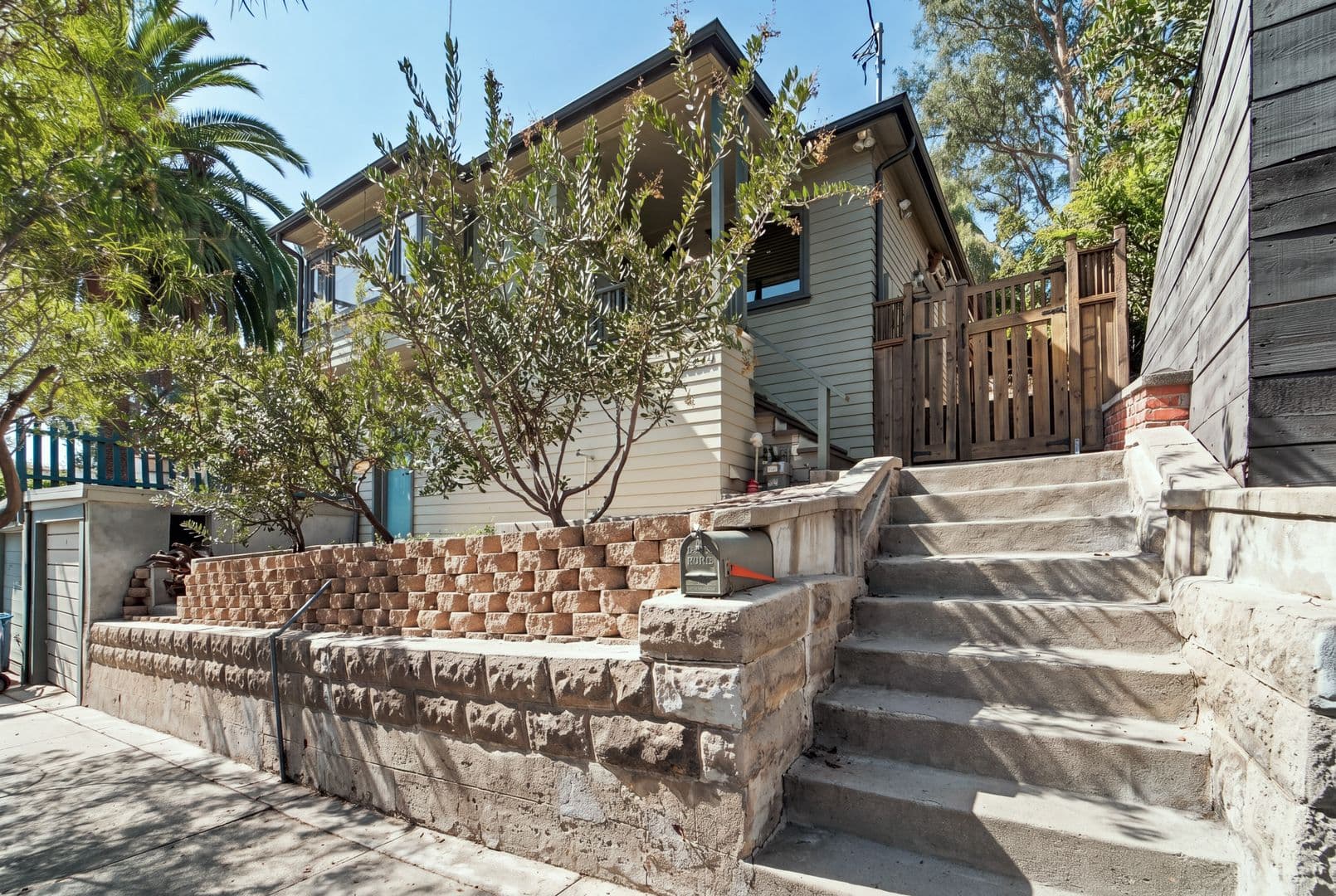 Los Angeles House: 2229 Echo Park Ave