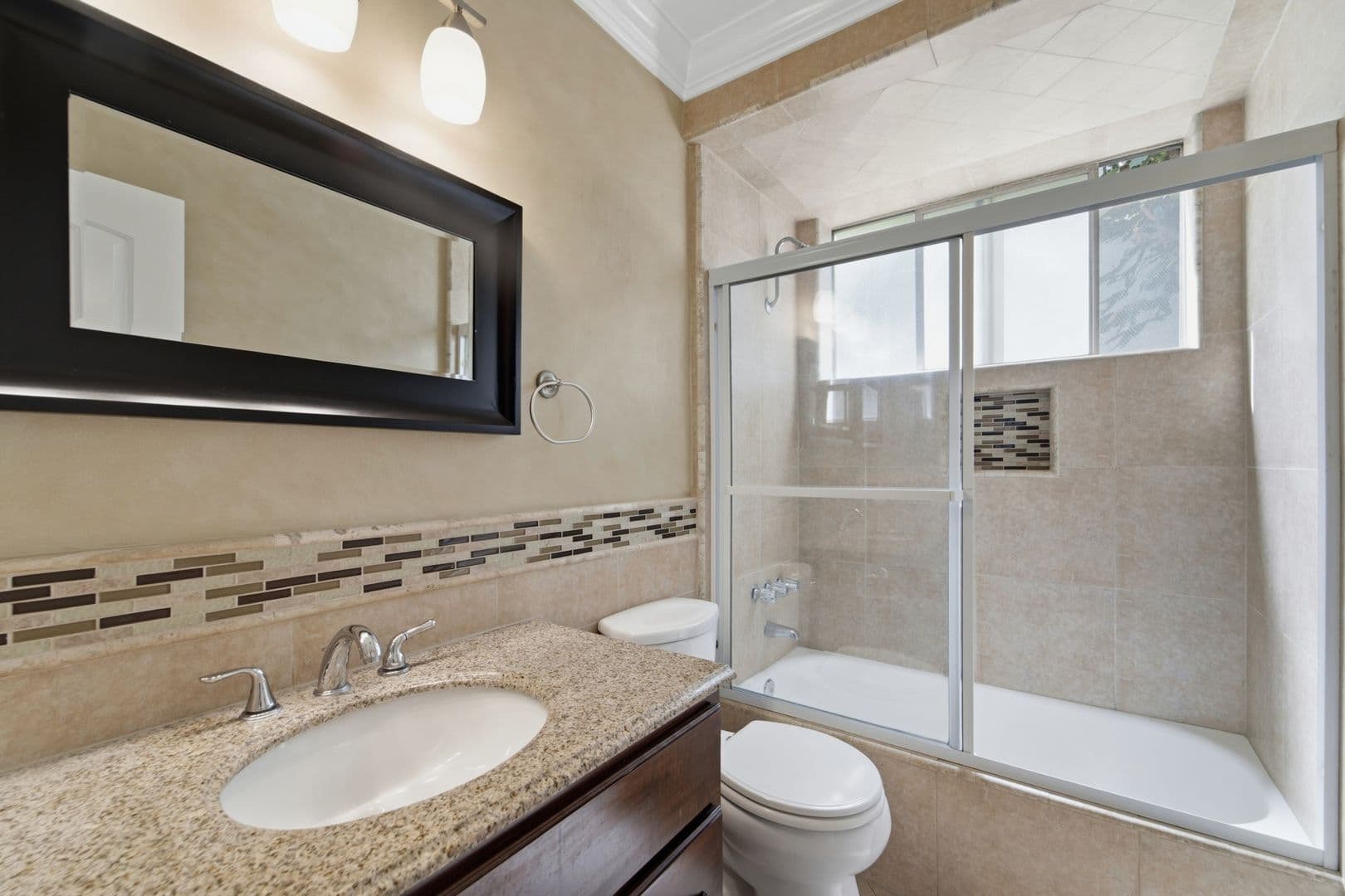 West Hollywood Apartment: 1032 N Gardner Ave