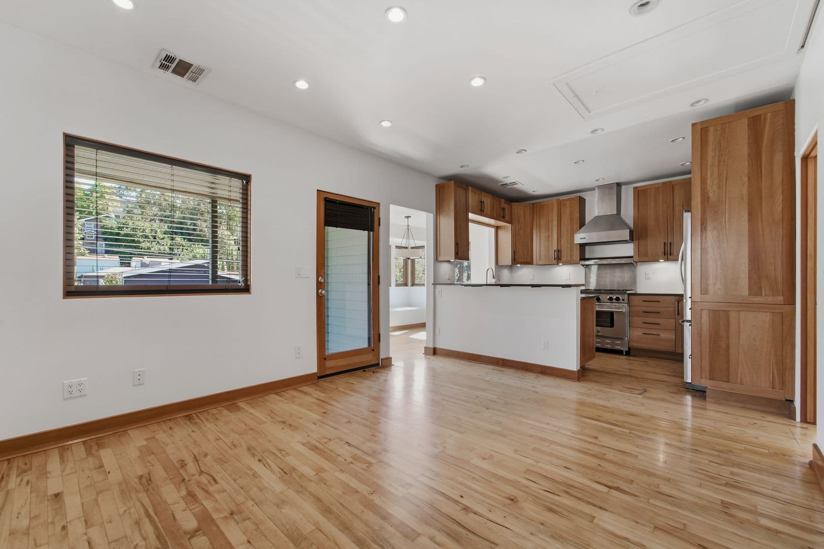 Los Angeles House: 2229 Echo Park Ave