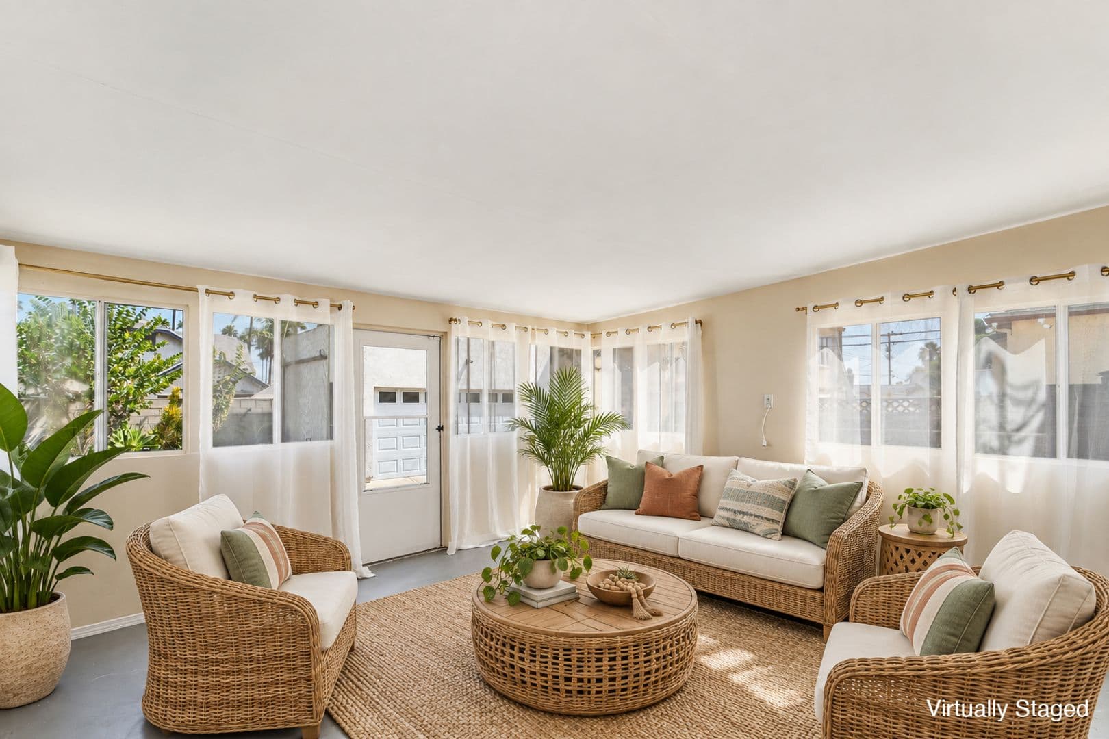 Los Angeles House: 5616 S. Rimpau Blvd