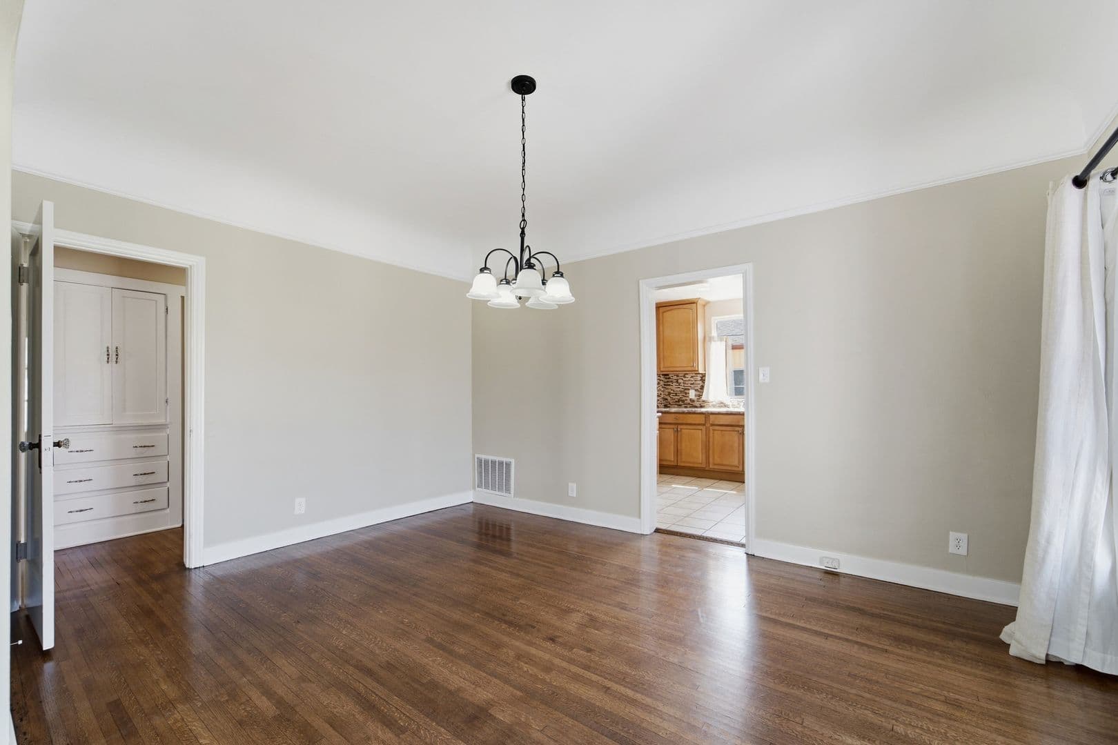 Los Angeles House: 5616 S. Rimpau Blvd