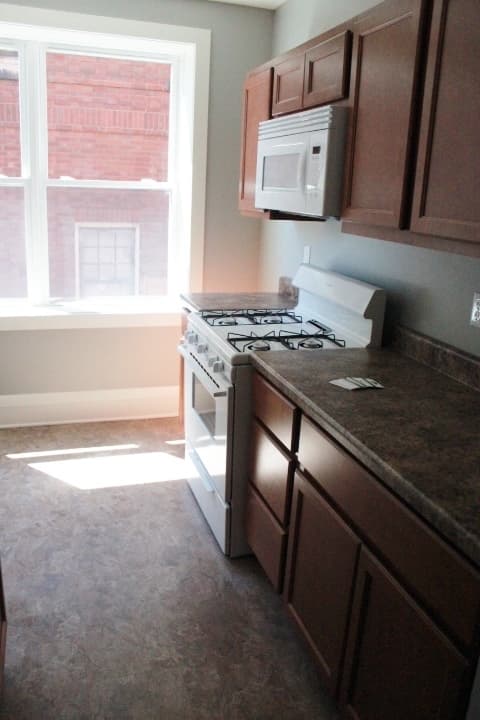 Racine Apartment: 2005 Washington Ave.