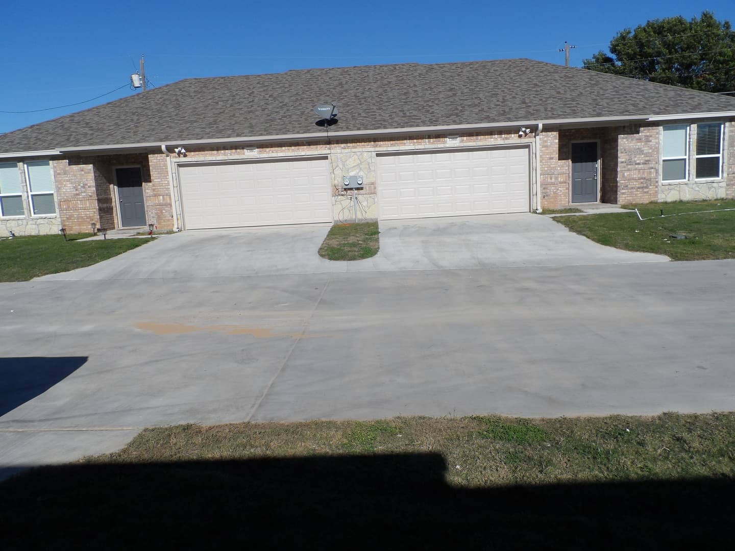 Cleburne Apartment: 1208 Country Club Rd