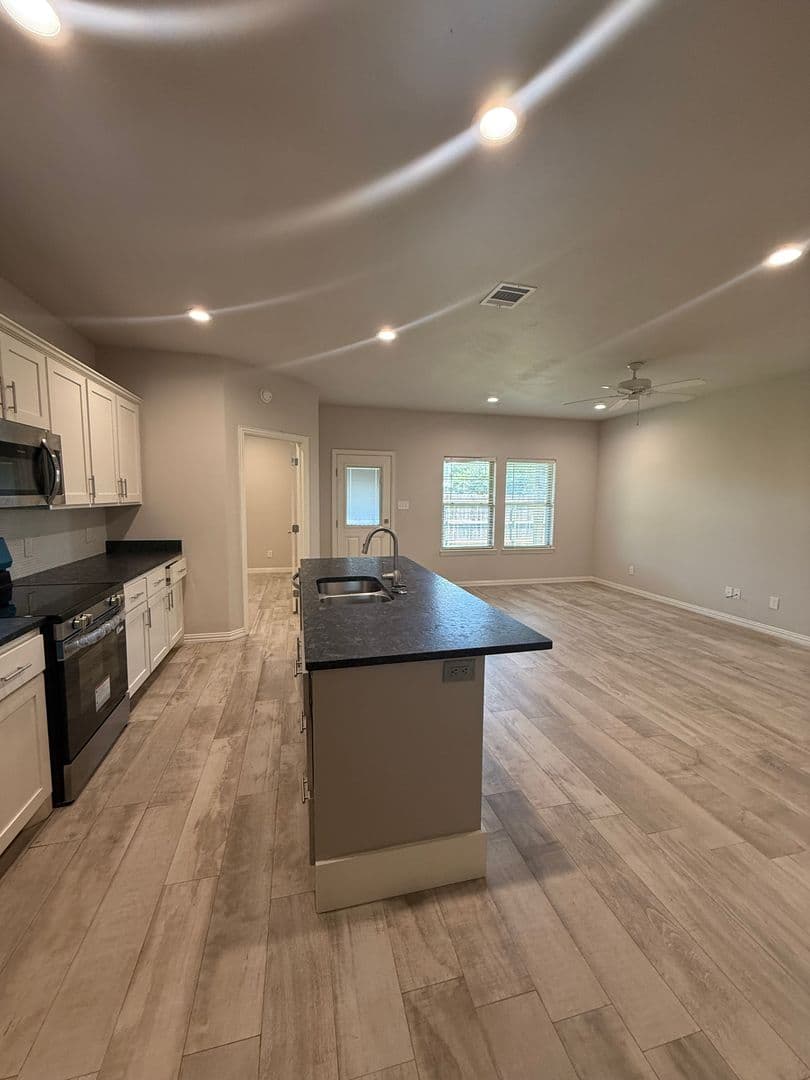 Cleburne Apartment: 1812 Brookhaven Dr.