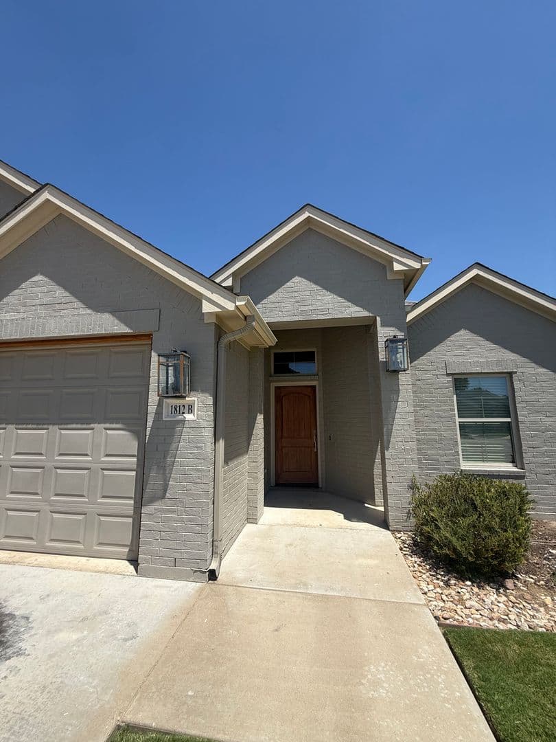 Cleburne Apartment: 1812 Brookhaven Dr.