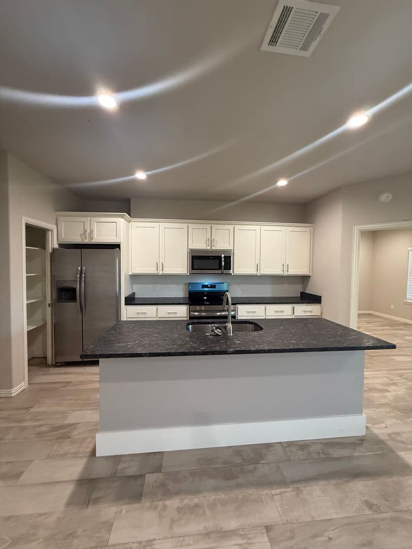 Cleburne Apartment: 1812 Brookhaven Dr.