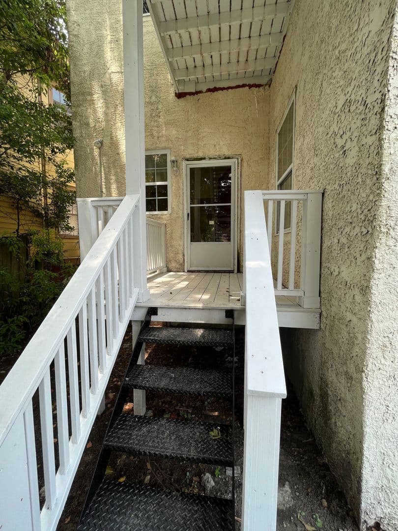 Savannah Apartment: 825 E Henry St