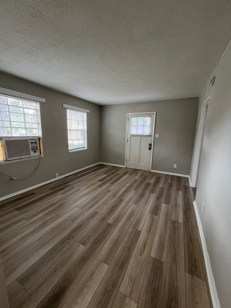 Savannah Apartment: 720 East 56th Street