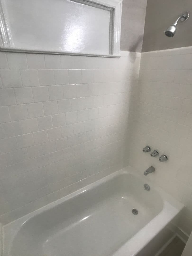 Savannah House: 1122 E 37th St