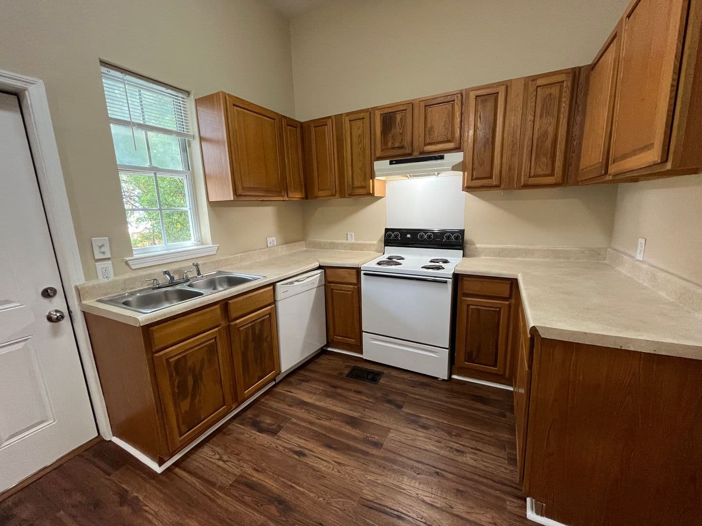 Savannah Apartment: 825 E Henry St