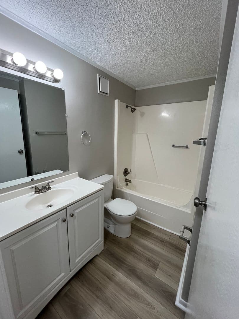 Savannah Apartment: 6815 Waters Ave