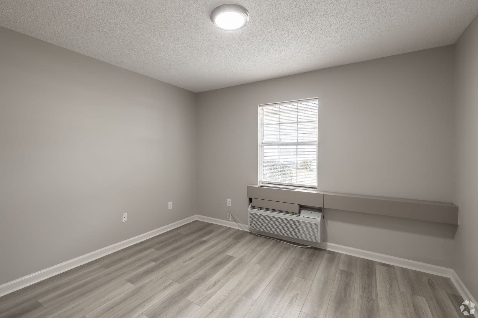 Savannah Apartment: 1431 King George Blvd