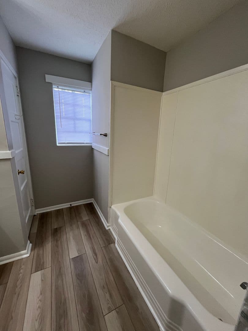 Savannah Apartment: 720 East 56th Street