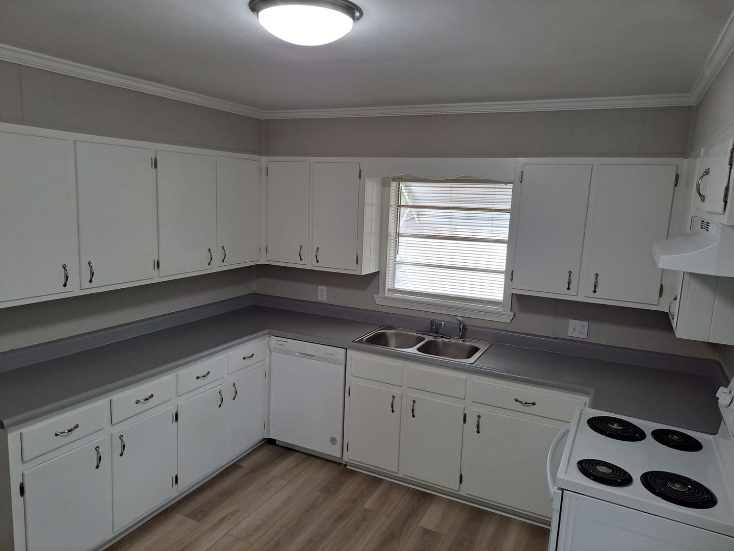 Springfield House: 205 E 2nd St