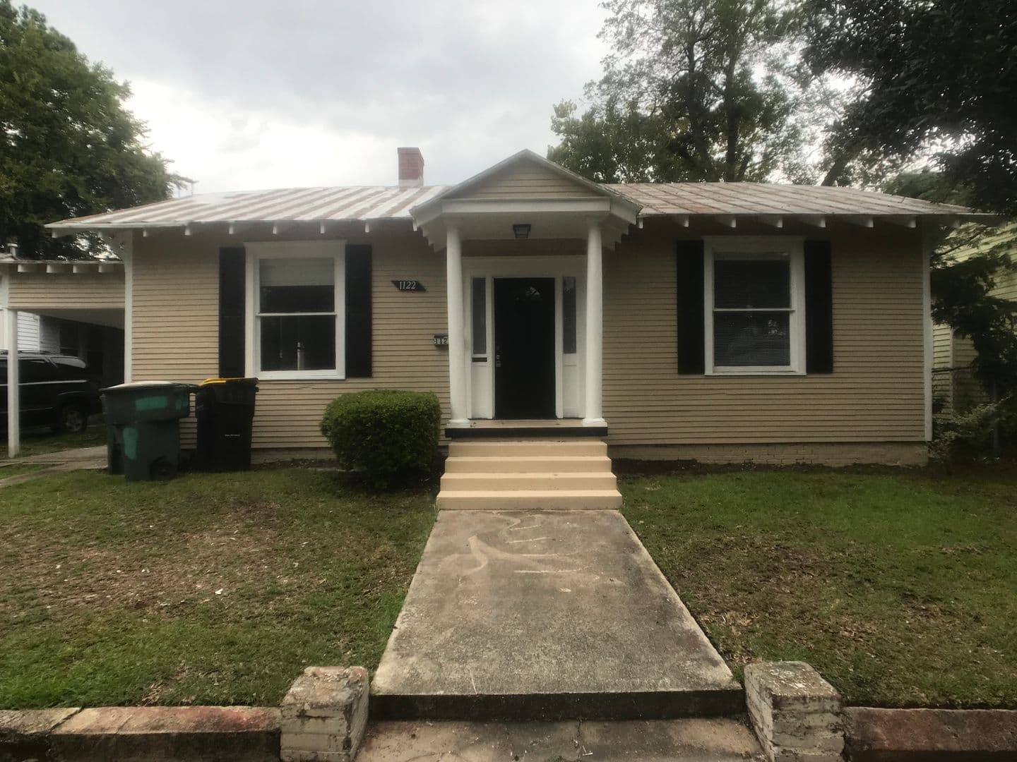 Savannah House: 1122 E 37th St