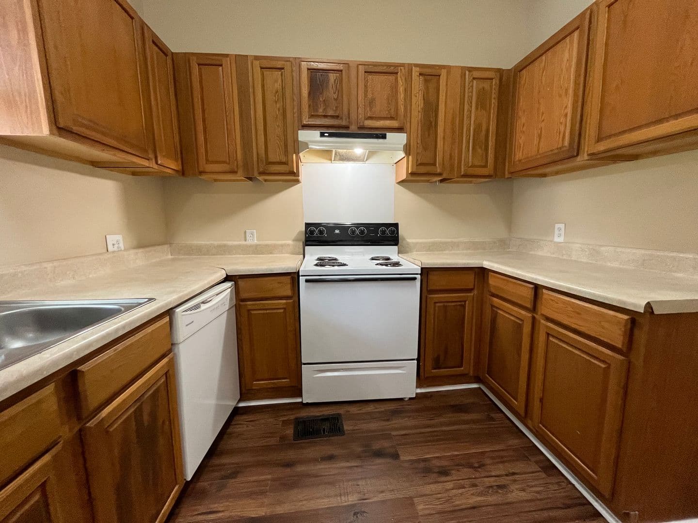 Savannah Apartment: 825 E Henry St
