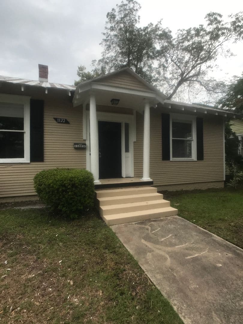 Savannah House: 1122 E 37th St