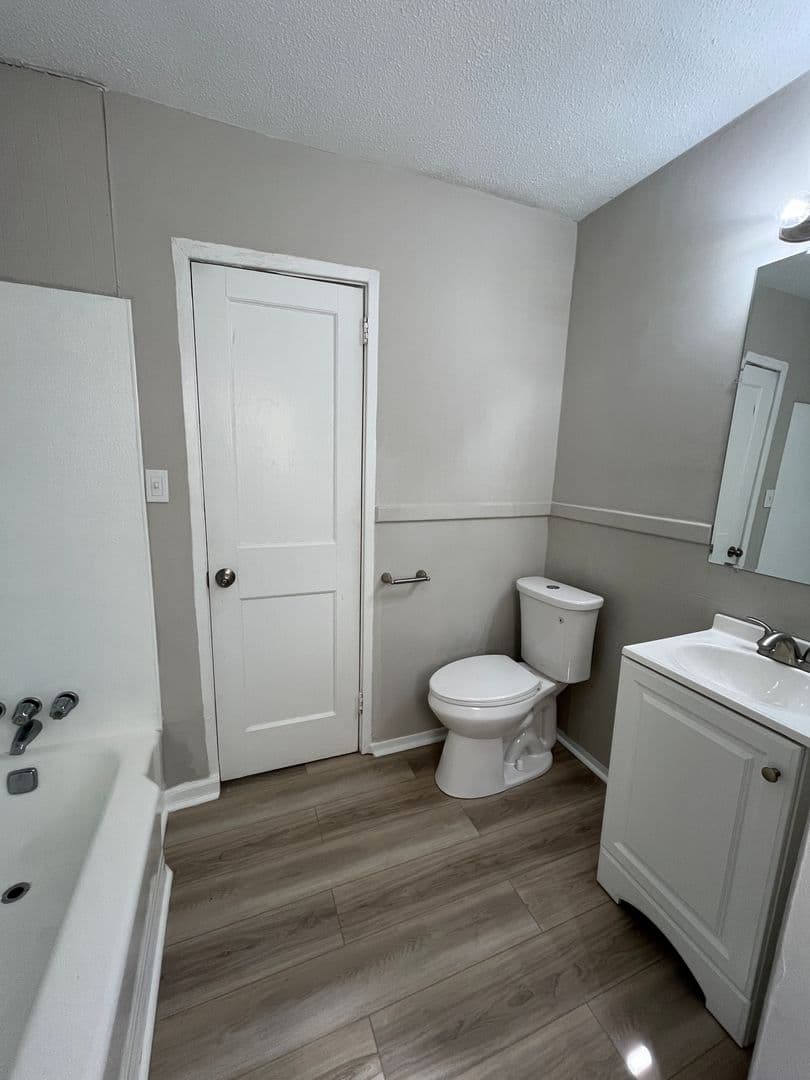 Savannah Apartment: 720 East 56th Street