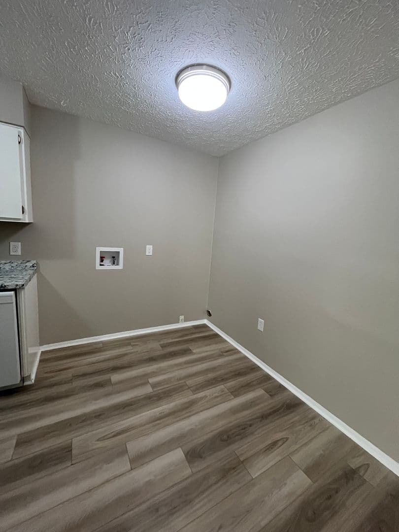 Savannah Apartment: 1100 East 56th Street