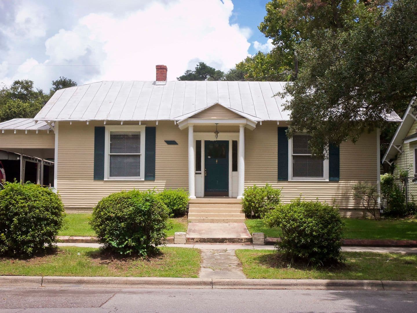 Savannah House: 1122 E 37th St