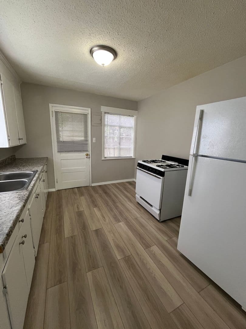 Savannah Apartment: 720 East 56th Street
