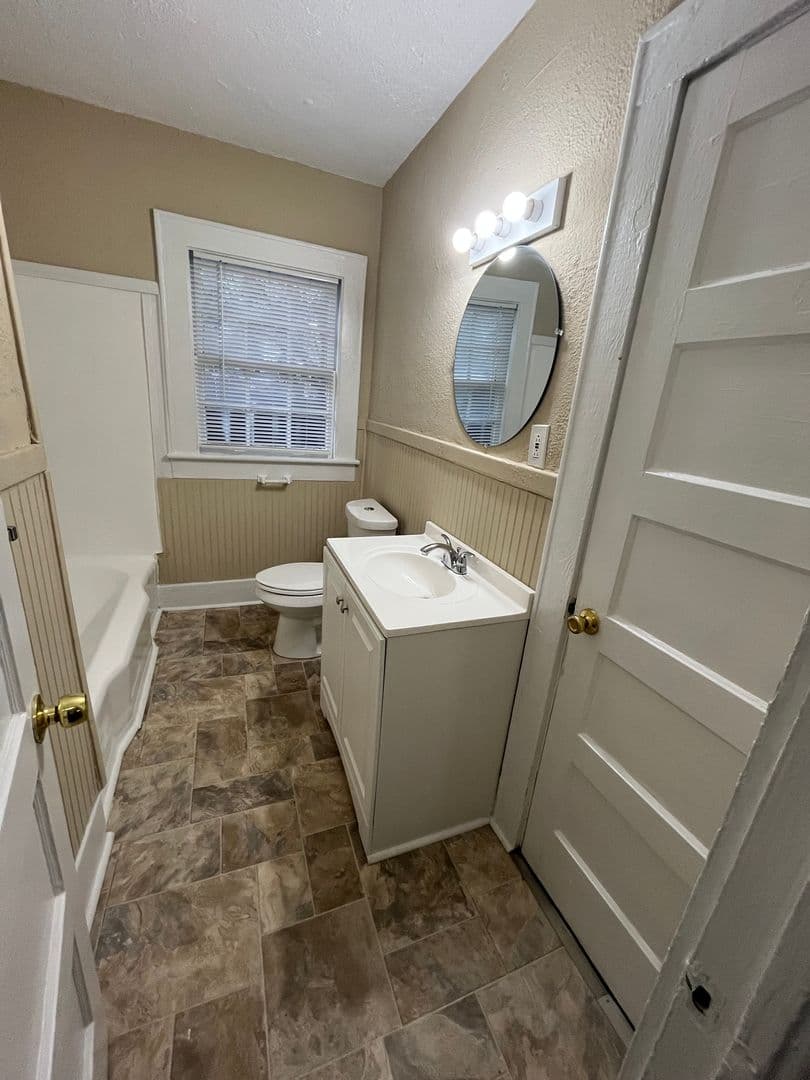 Savannah Apartment: 829 East 32nd Street