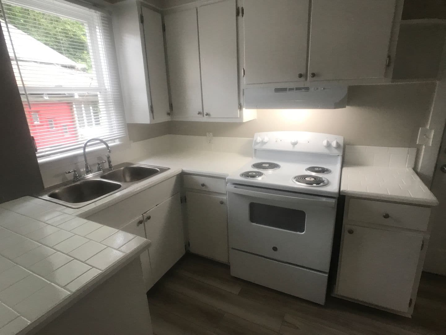 Savannah House: 1122 E 37th St