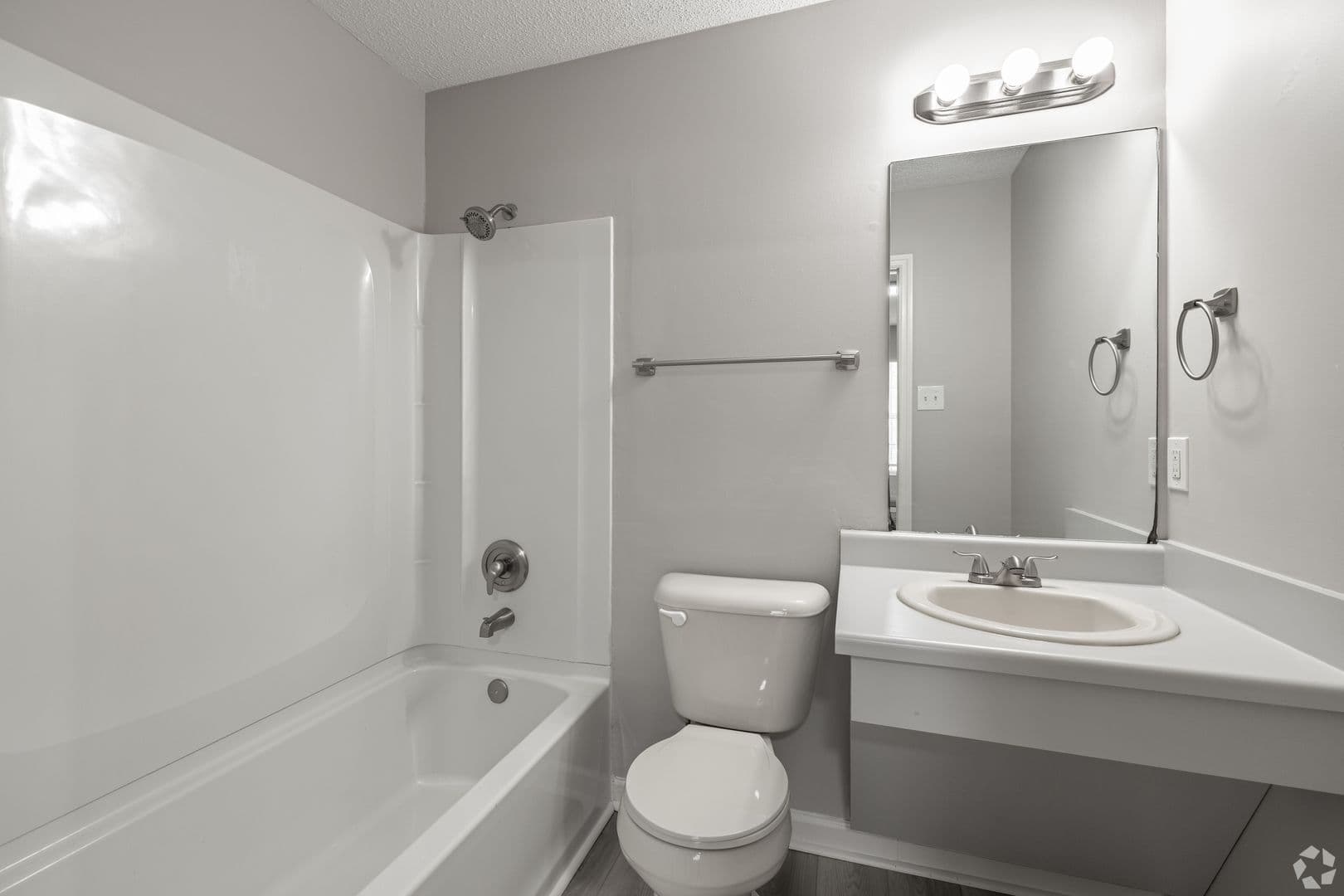 Savannah Apartment: 1431 King George Blvd
