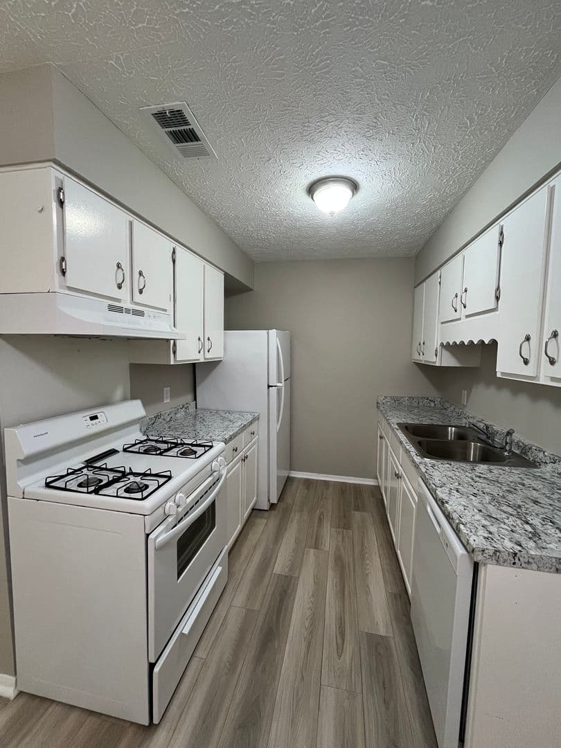 Savannah Apartment: 1100 East 56th Street