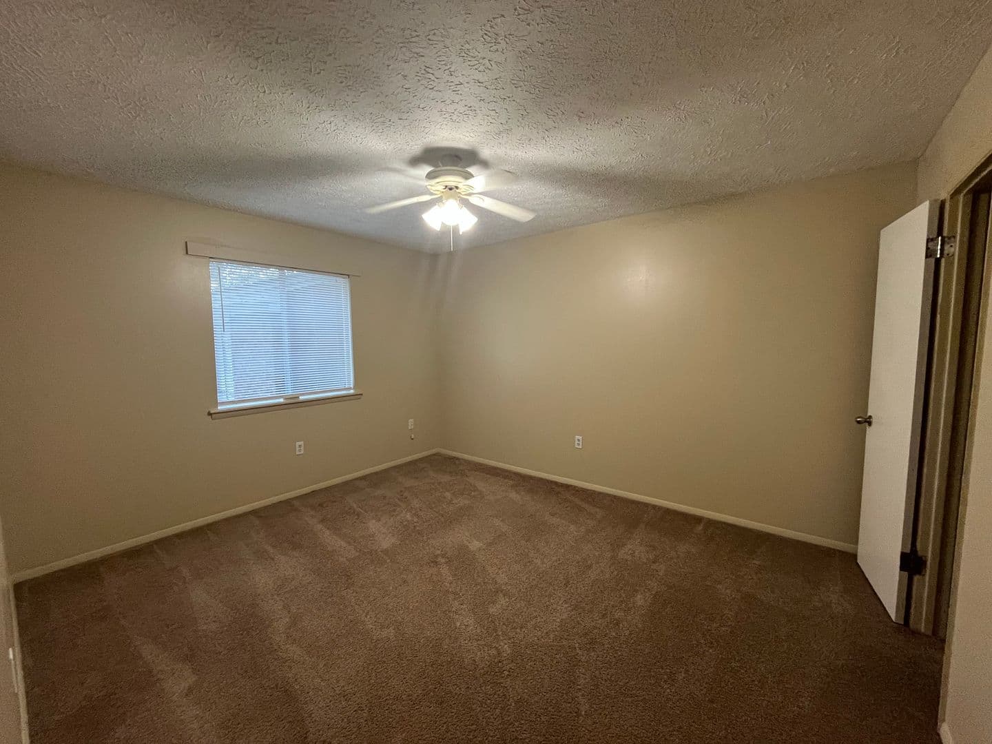 Savannah Apartment: 1100 East 56th Street