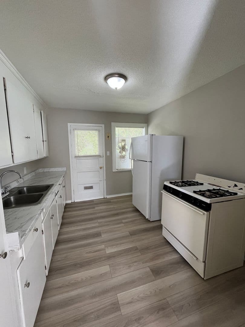 Savannah Apartment: 720 East 56th Street