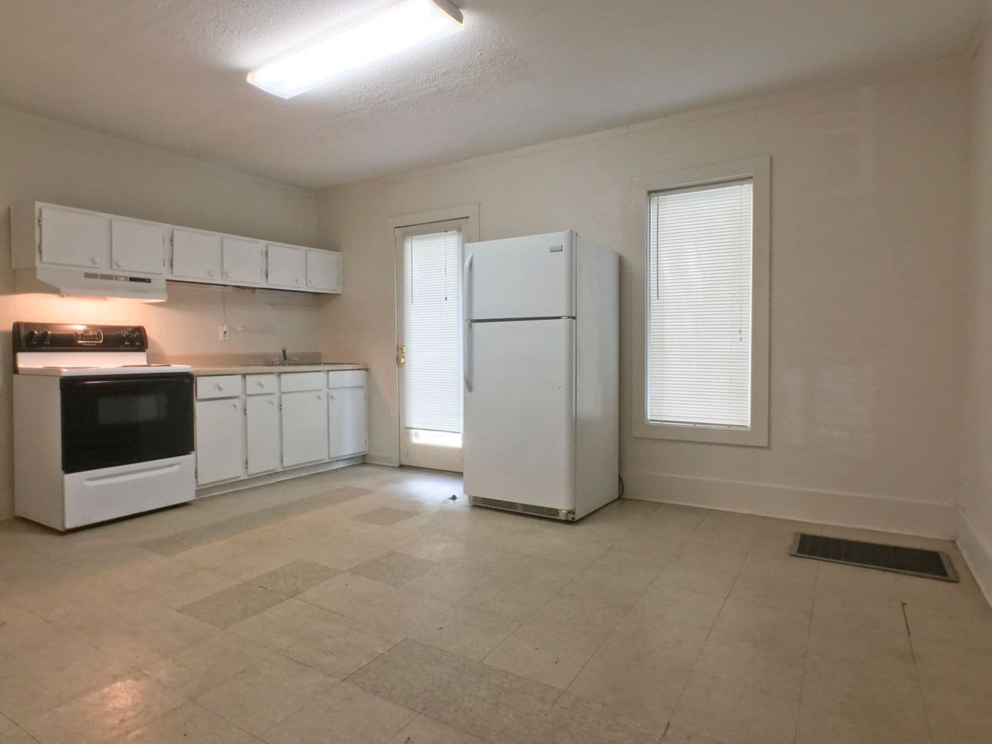 Savannah Apartment: 829 East 32nd Street