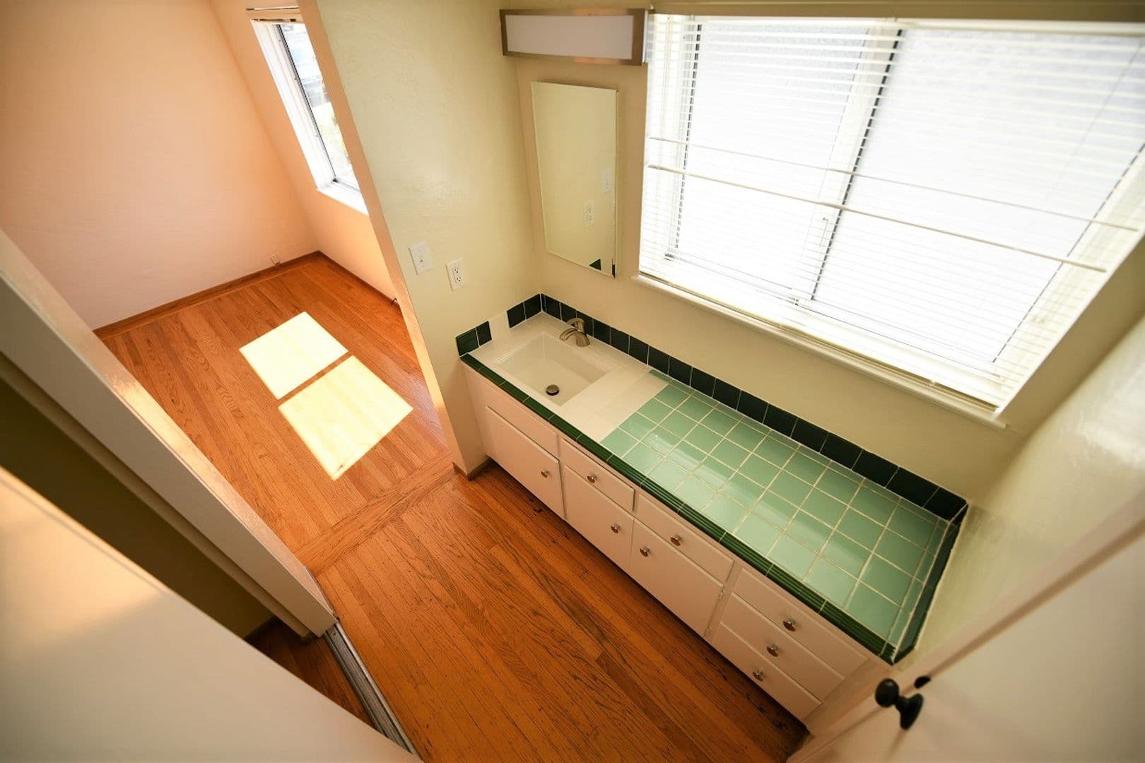 Oakland Apartment: 96 Linda Avenue