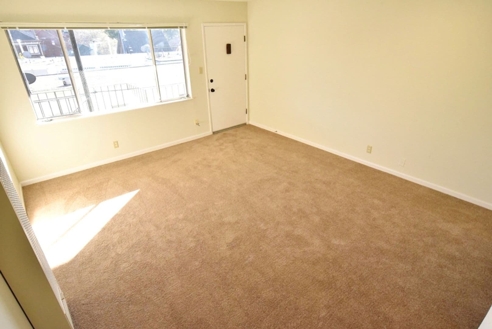 Berkeley Apartment: 2132 Roosevelt Avenue