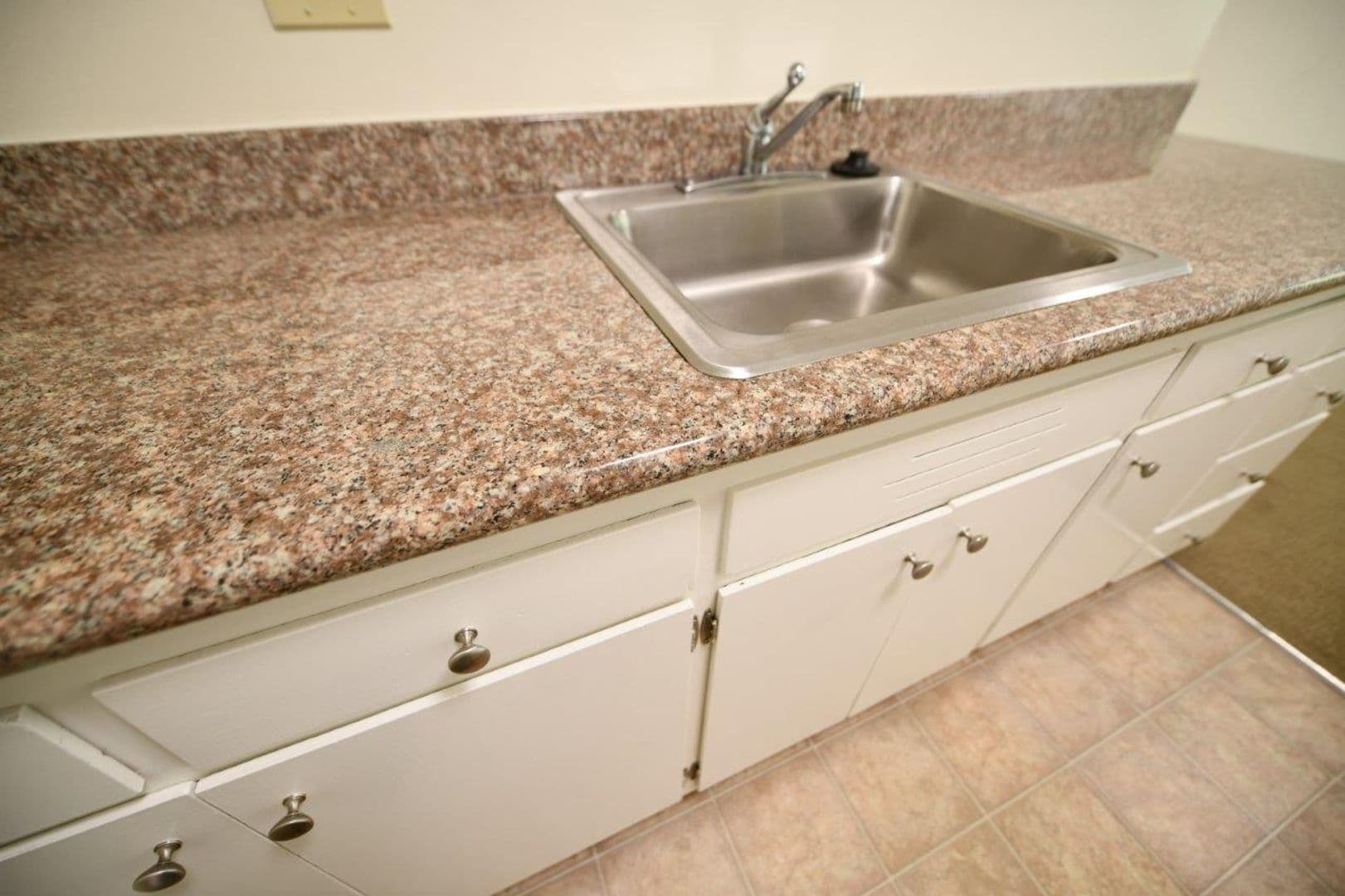Oakland Apartment: 40 Moss Avenue