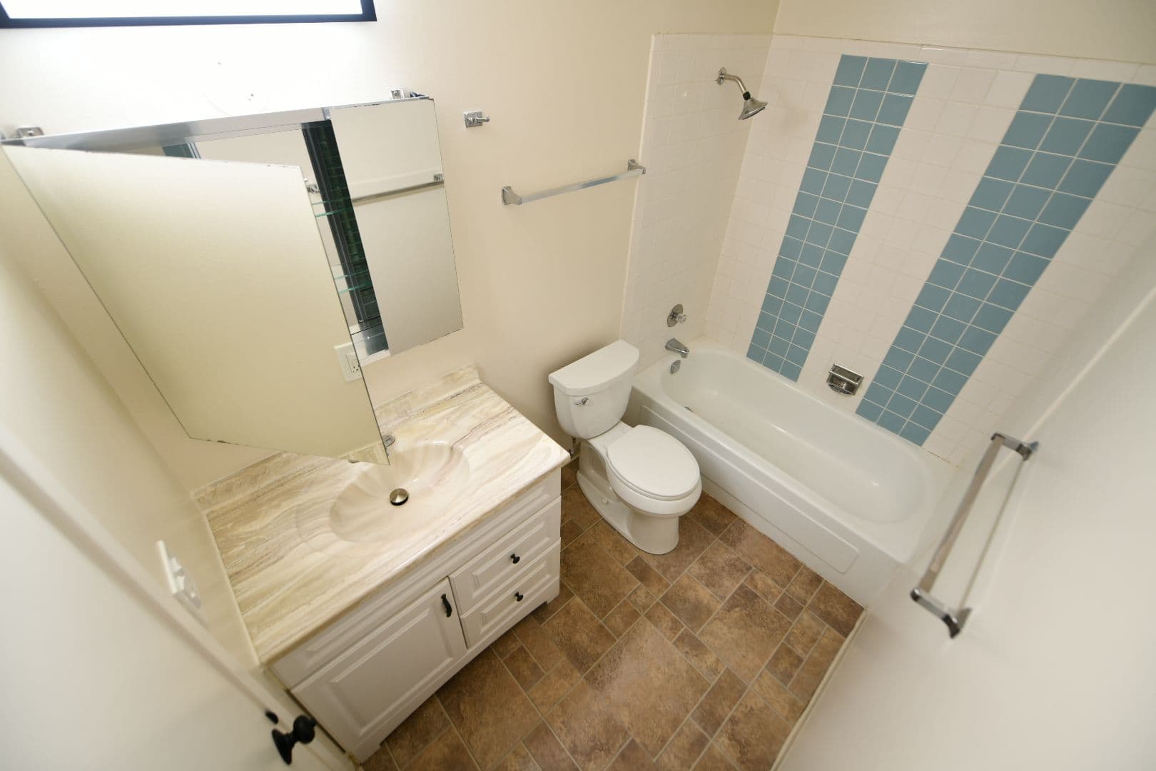 Oakland Apartment: 415 Lagunitas Avenue