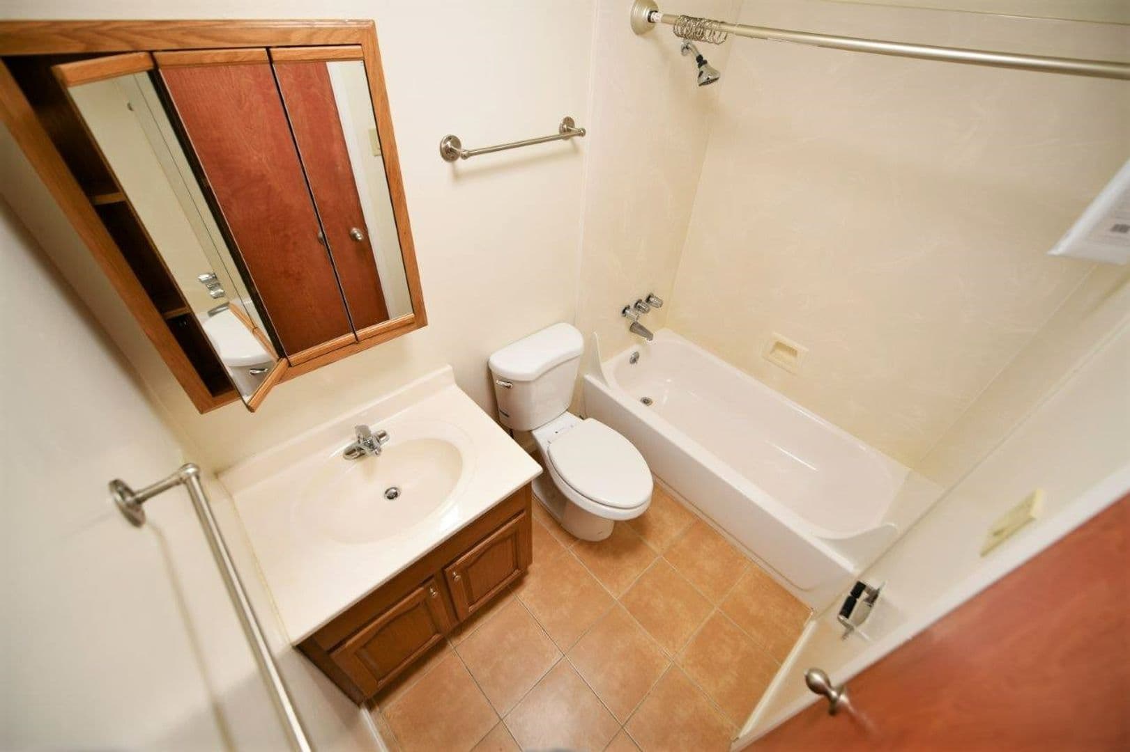 Oakland Apartment: 40 Moss Avenue
