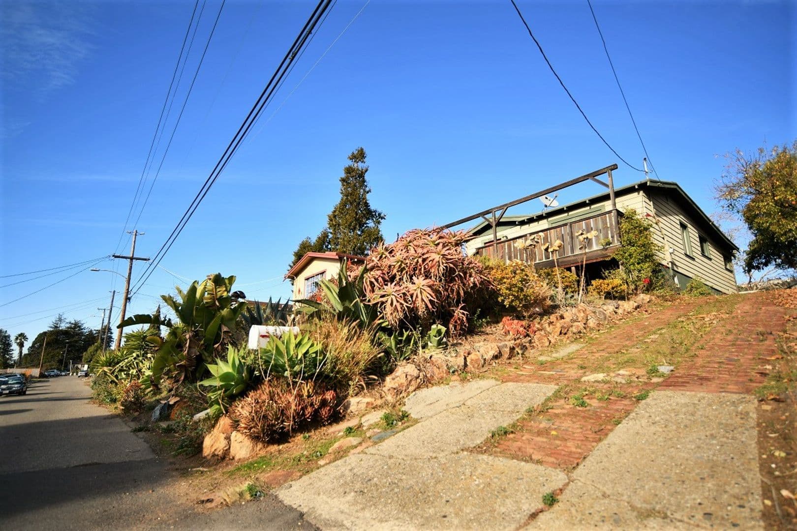 Oakland House: 6632 Simson Street