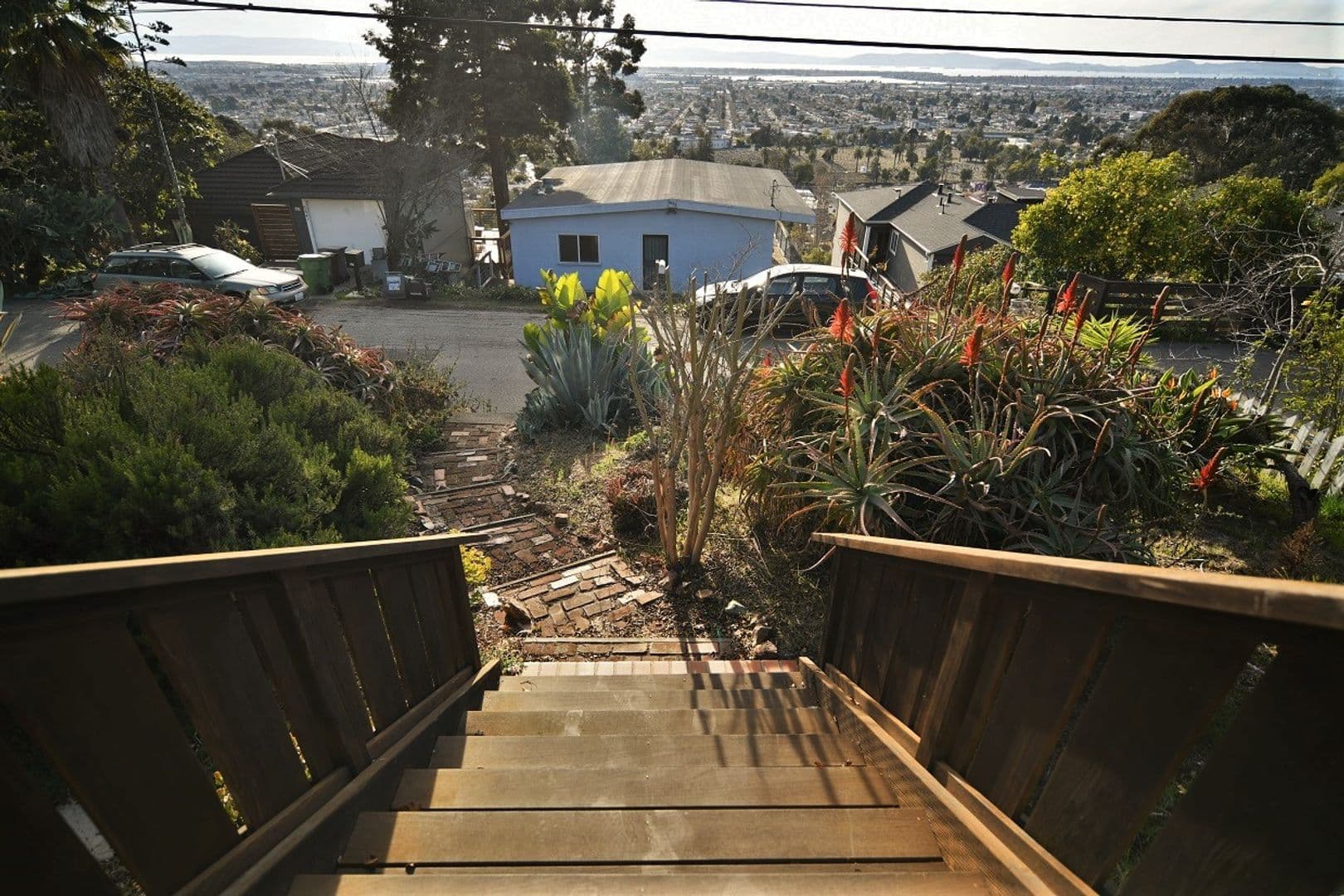 Oakland House: 6632 Simson Street